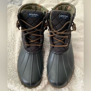 Women’s black and patterned Sperry duck boots size US 8.5